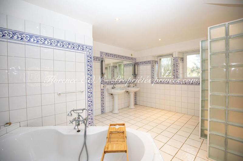 Maison - 225 m² - 7 pièces