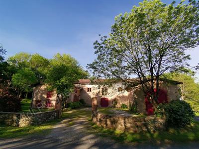 Maison - 360 m² - 8 pièces