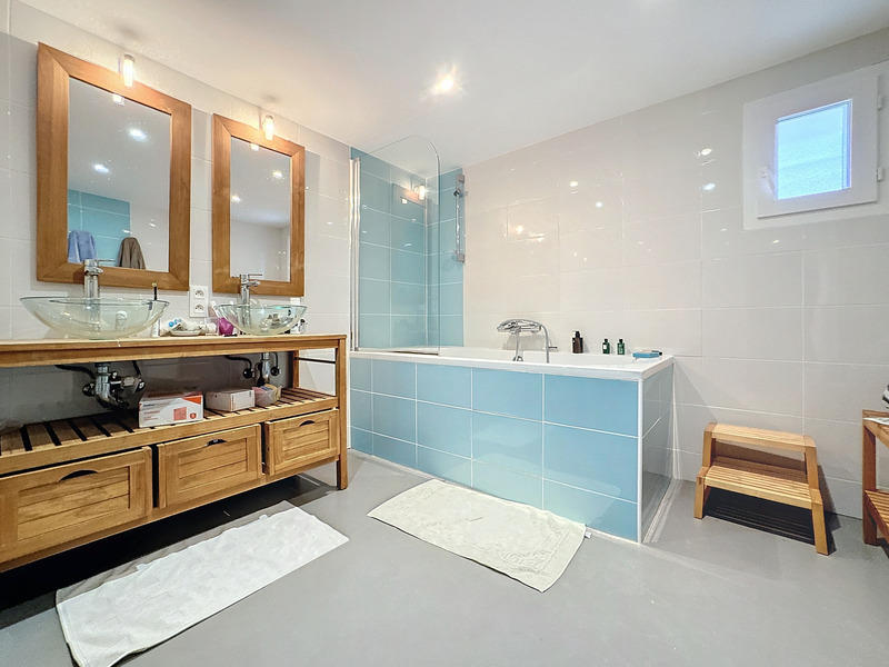 Maison - 183 m² - 8 pièces