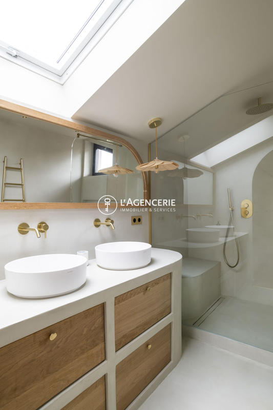 Maison - 300 m² - 8 pièces