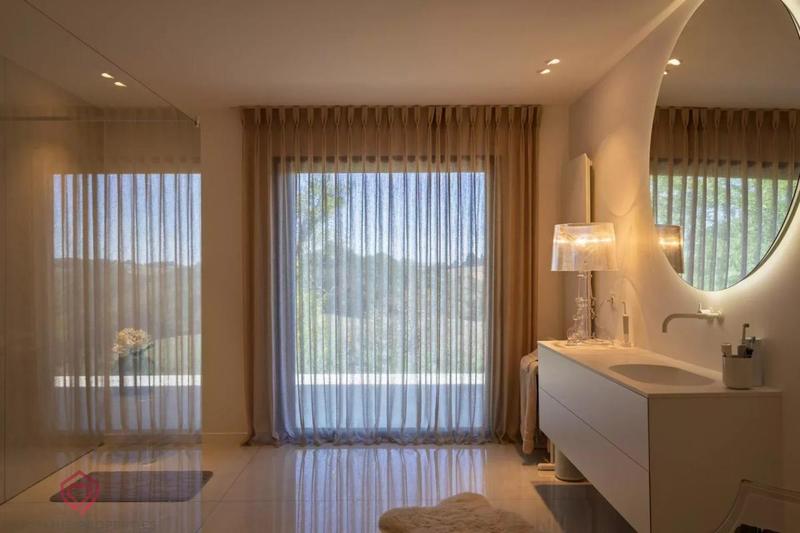 Maison - 233 m² - 5 pièces