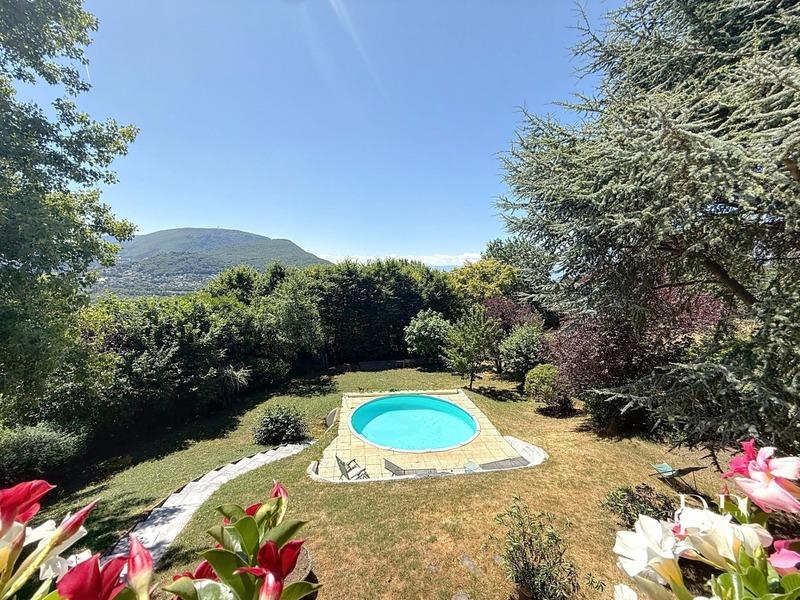 Maison - 237 m² - 8 pièces