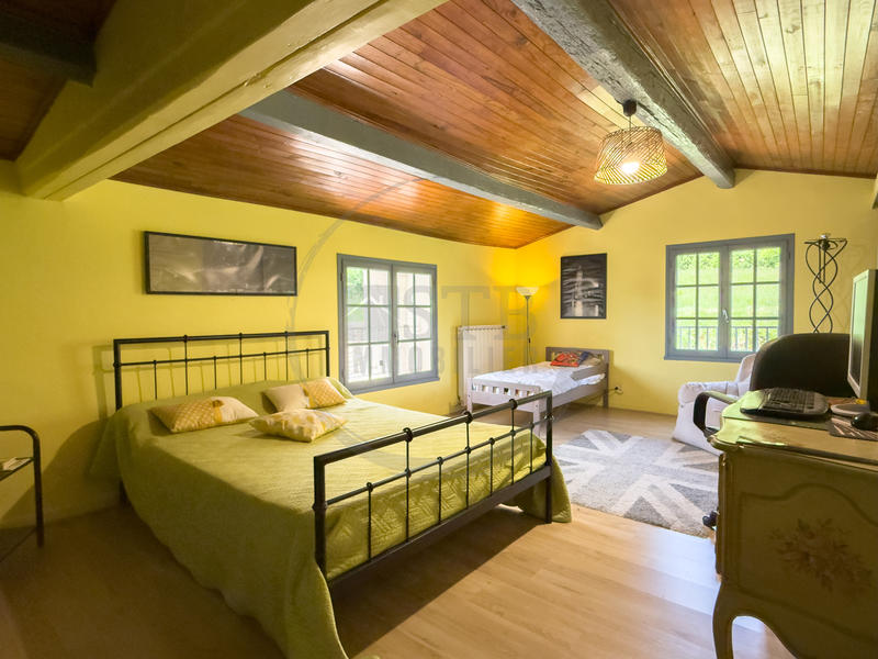 Propriété - 210 m² - 6 pièces