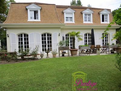 Propriété - 275 m² - 7 pièces