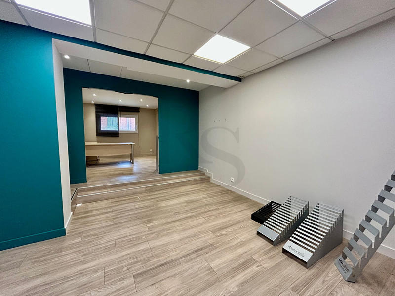 Local commercial - 150 m² - 6 pièces