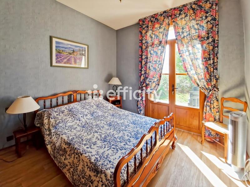 Maison - 245 m² - 11 pièces