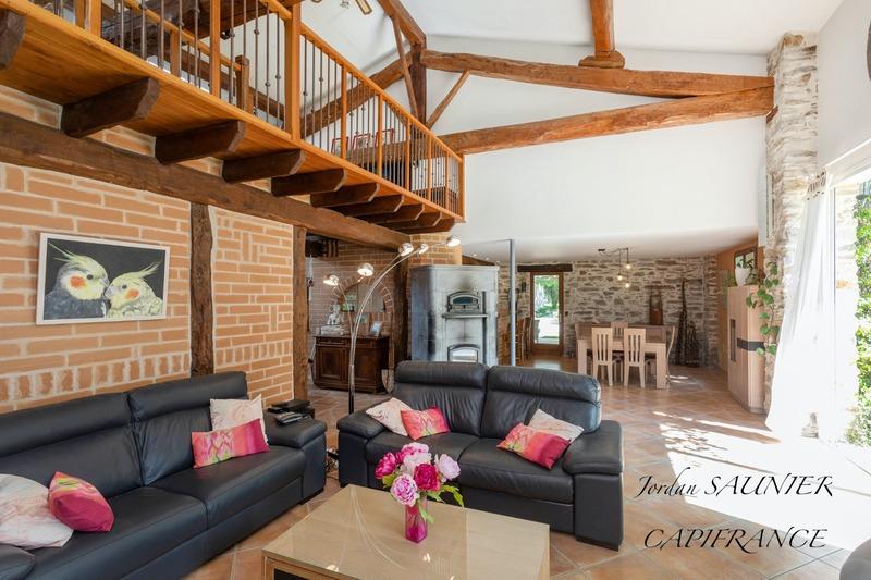 Maison traditionnelle - 317 m² - 9 pièces