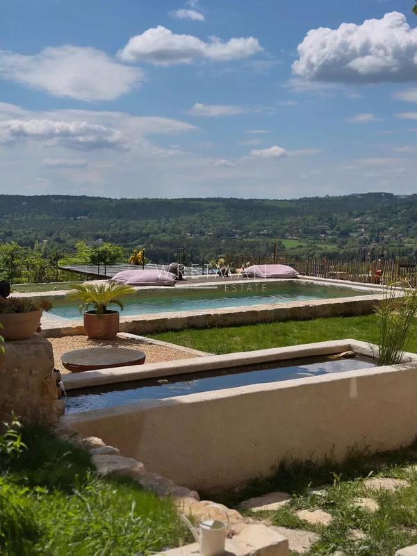 Maison - 240 m² - 8 pièces