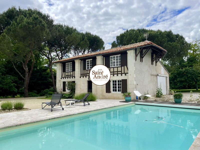 Maison - 340 m² - 10 pièces