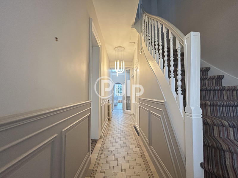 Propriété - 213 m² - 7 pièces