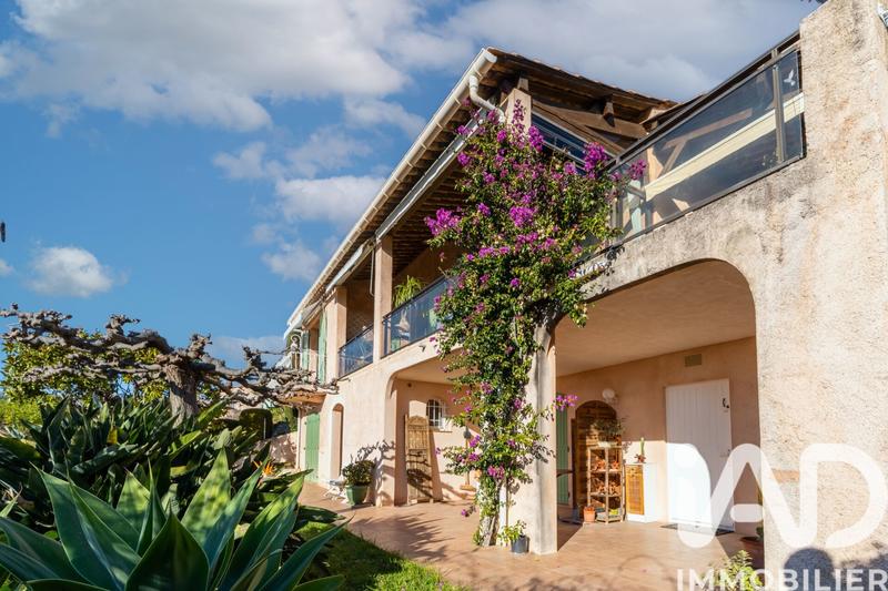 Maison - 230 m² - 7 pièces