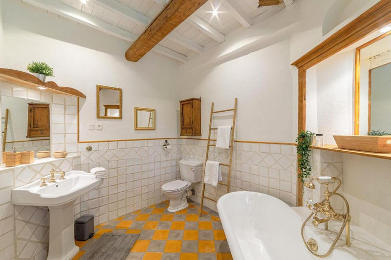 Mas - 300 m² - 9 pièces