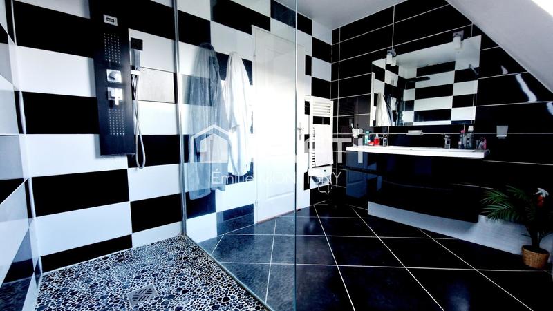 Maison - 200 m² - 7 pièces