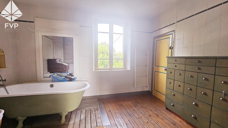 Propriété - 275 m² - 8 pièces