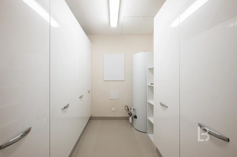 Maison - 588 m² - 8 pièces