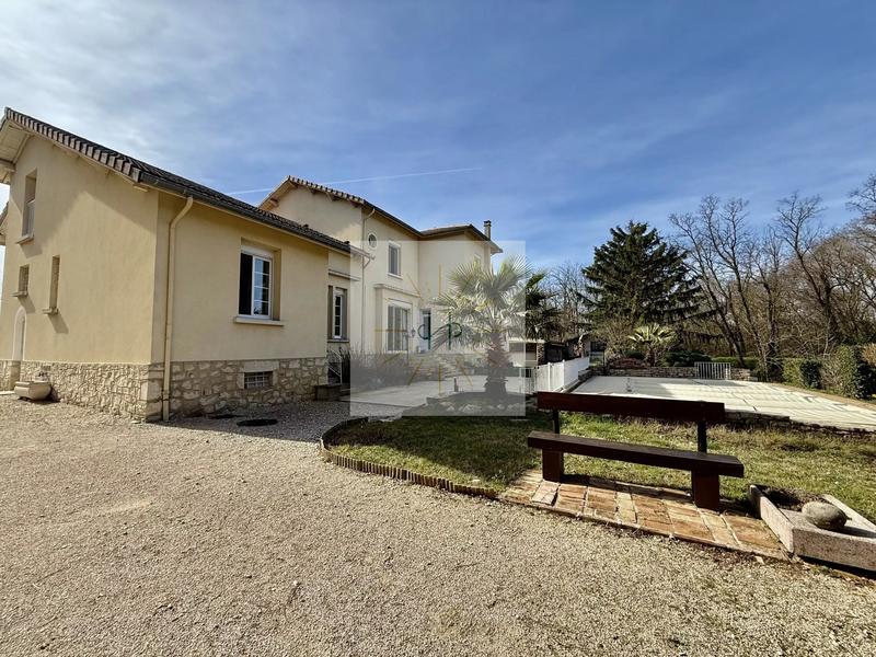 Maison - 256 m² - 11 pièces