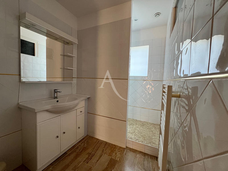 Maison - 204 m² - 9 pièces