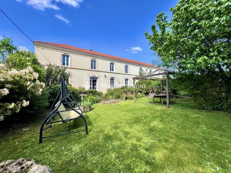 Maison - 220 m² - 8 pièces