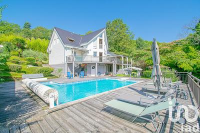 Maison - 233 m² - 10 pièces