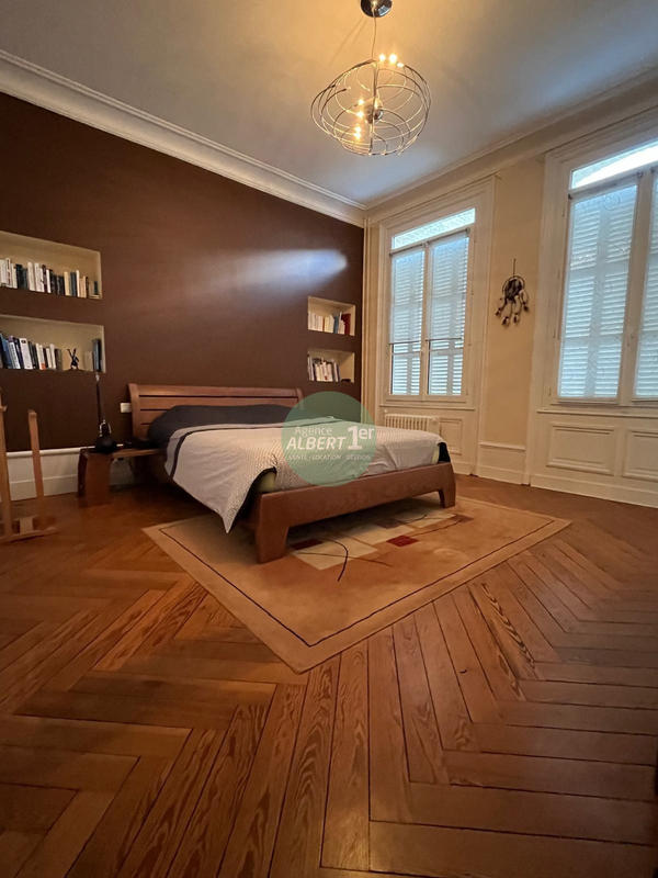 Maison - 240 m² - 8 pièces