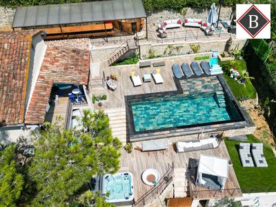 Maison - 227 m² - 5 pièces