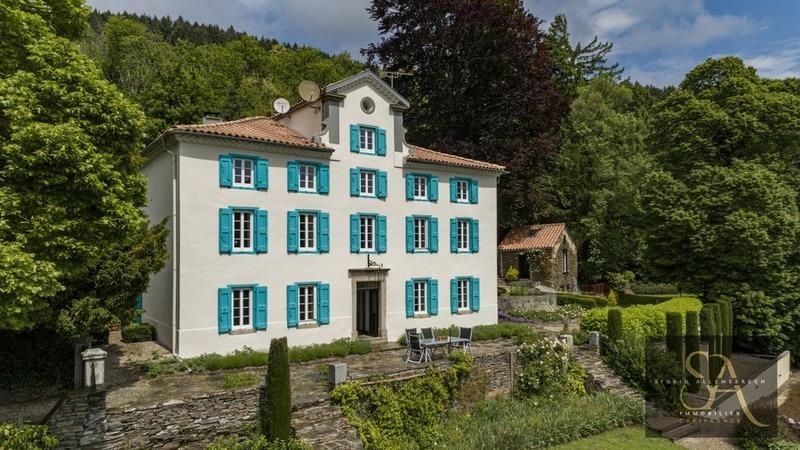 Maison - 312 m² - 9 pièces