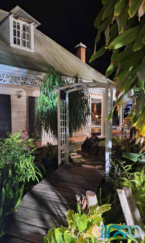 Maison traditionnelle - 320 m² - 8 pièces