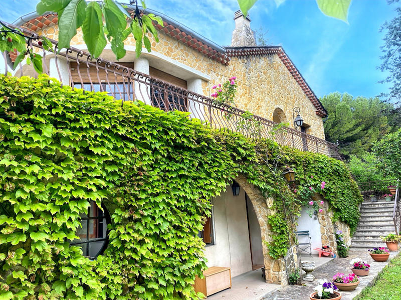 Maison - 220 m² - 9 pièces