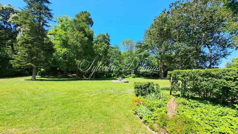 Château - 2 000 m² - 50 pièces