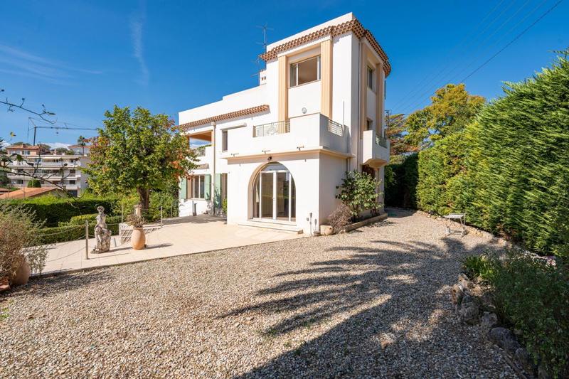 Maison - 201 m² - 7 pièces