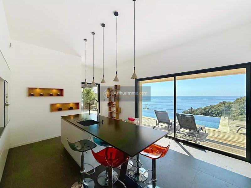 Maison - 202 m² - 7 pièces