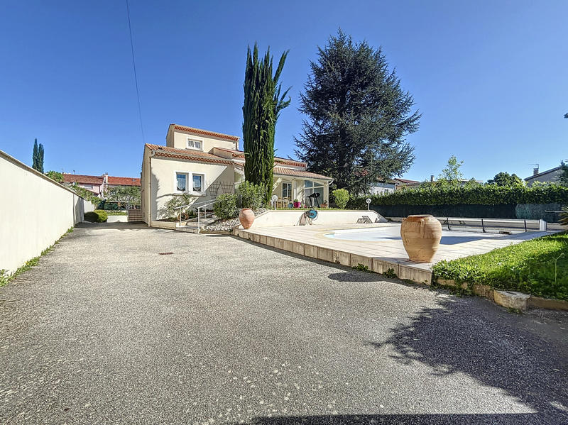 Maison - 212 m² - 6 pièces