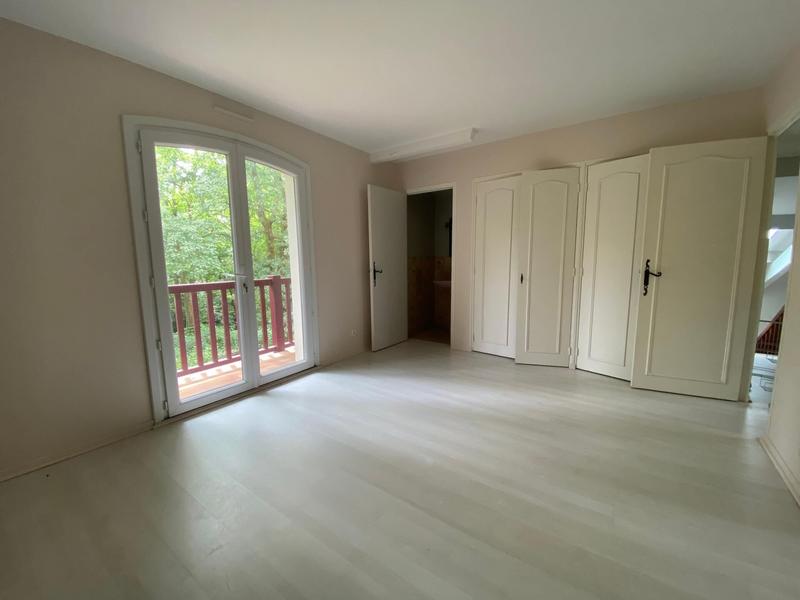 Maison - 260 m² - 10 pièces