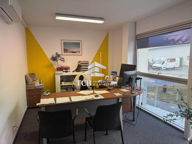 Local d'activités - 1 556 m²