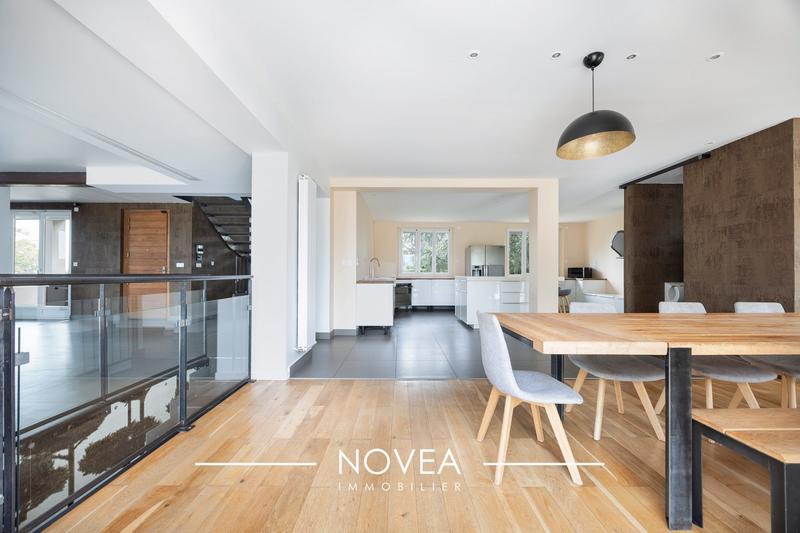 Maison - 296 m² - 8 pièces