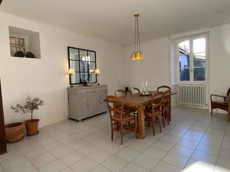 Maison - 220 m² - 6 pièces