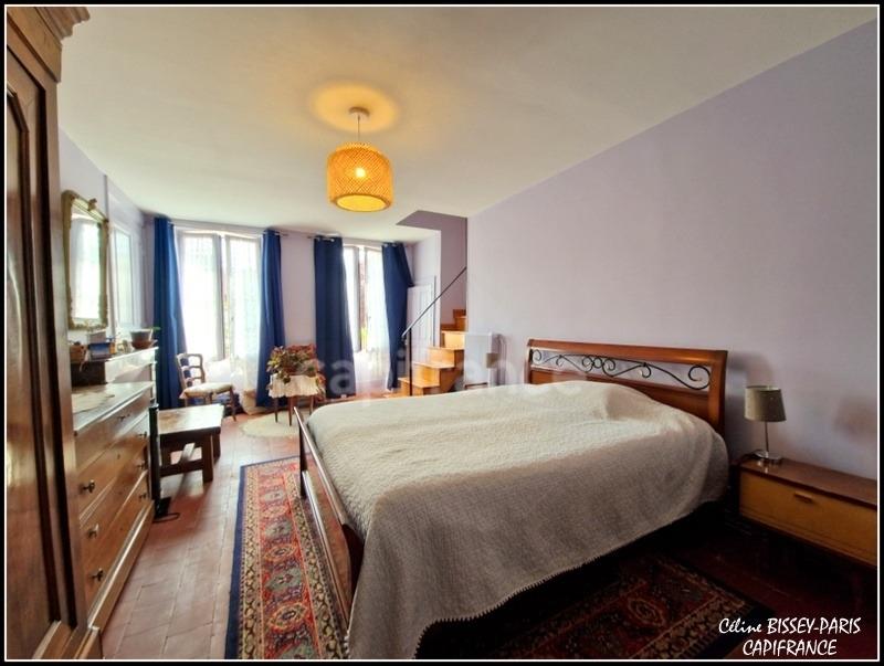 Maison - 270 m² - 9 pièces