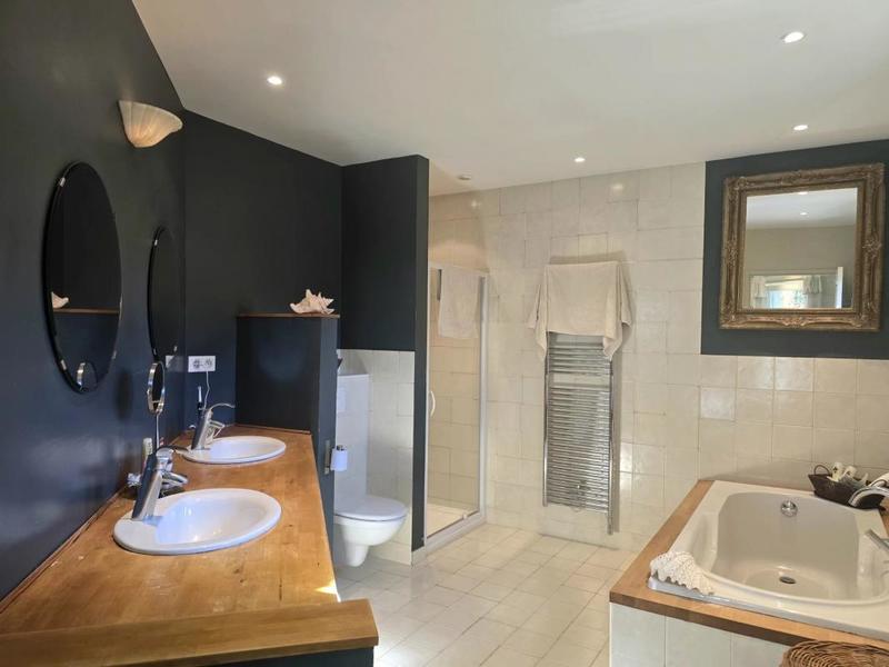 Maison - 305 m² - 9 pièces