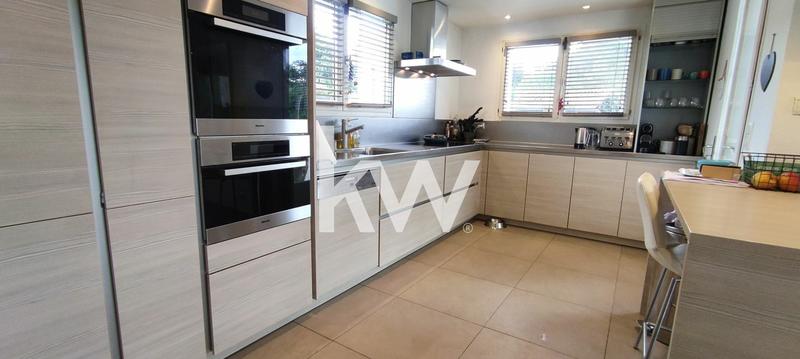 Maison - 223 m² - 8 pièces