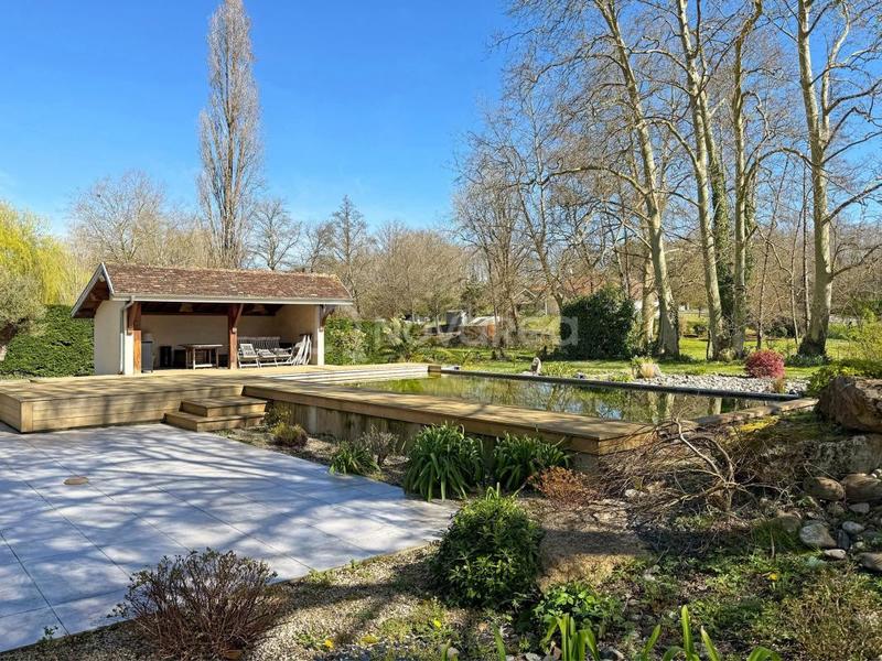 Propriété - 310 m² - 8 pièces