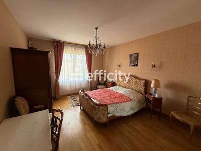 Maison - 235 m² - 10 pièces