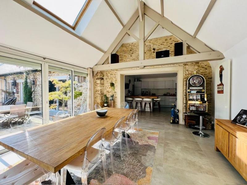 Maison - 300 m² - 7 pièces