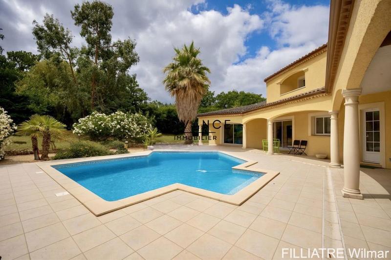 Maison - 210 m² - 5 pièces