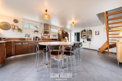 Maison - 140 m² - 5 pièces