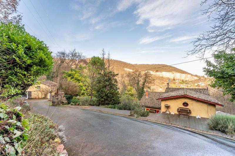 Maison - 240 m² - 7 pièces