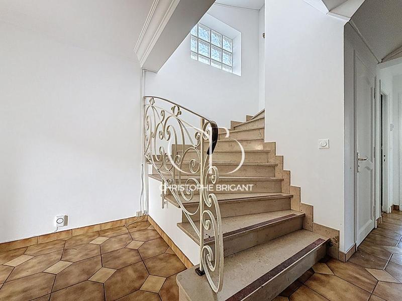 Maison - 240 m² - 10 pièces