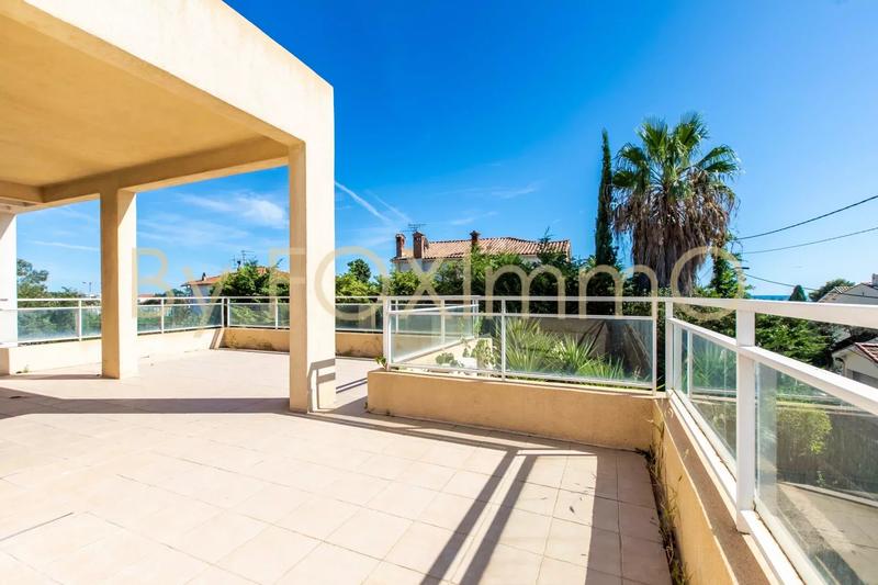 Maison - 334 m² - 8 pièces