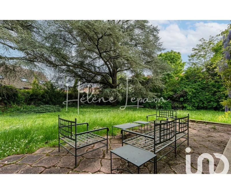 Maison - 240 m² - 10 pièces