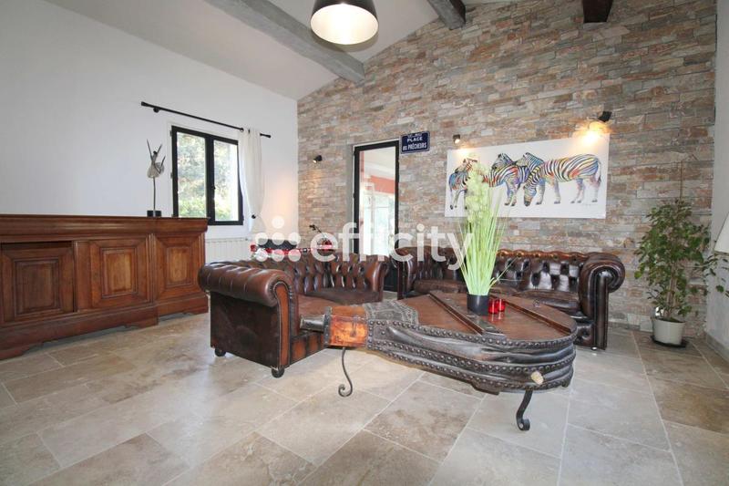 Maison - 238 m² - 8 pièces