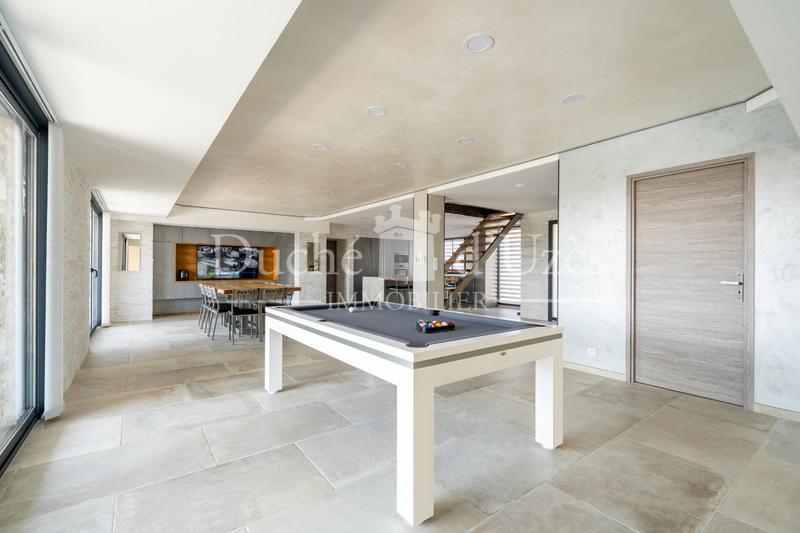 Maison - 300 m² - 9 pièces